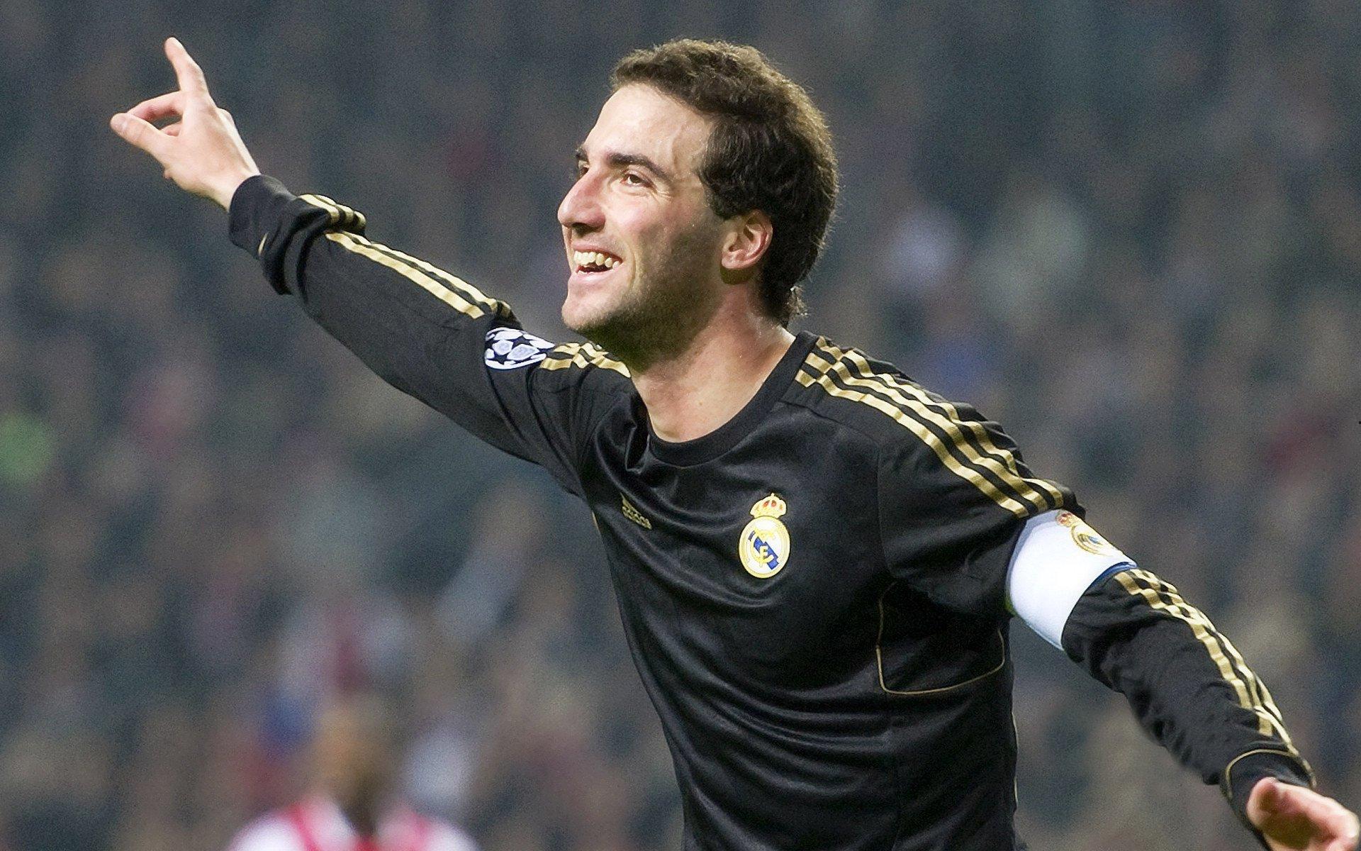 未来之光闪耀绿茵场！甄英涵郑钧瀚精妙任意球配合破门，中国足球小将展现战术灵气